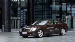Twee hybrides Mercedes-Benz E-Klasse in Detroit (diesel/benzine)